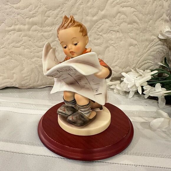 M.I Hummel Goebel “Latest News” Boy reading the Newspaper RARE Vintage 1960s - Picture 1 of 7